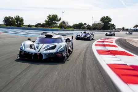 The pursuit of perfection, lap after lap. Under the guidance of the Bugatti Pilote Officiels Bruno Spengler and Andy Wallace, the Bolide owners refined their driving technique. Each lap brought them closer to perfection.​