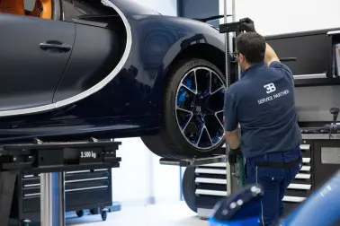 A Londres, les techniciens formés par Bugatti utilisent des outils et des équipements de haute technologie, dédiés aux hypersportives de la marque.