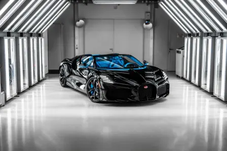 This example, with its monochrome ‘Black Carbon’ bodywork and ‘Bugatti Light Blue Sport’ accents, stands out from the configurations featuring the traditional color split synonymous with many Bugatti creations. ​