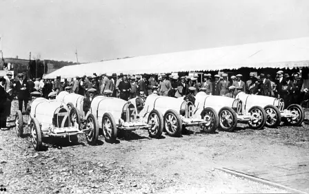 The Bugatti line up comprised of Jean Chassagne (No.7), Ernest Friderich (No.13), Pierre de Vizcaya (No.18), Leonica Garnier (No.21), and Bartolomeo “Meo” Costantini (No. 22).