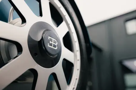 Die Bugatti Baby II „Tourbillon Edition“ wird von den Kunsthandwerkern der Hedley Studios in Großbritannien handgefertigt.