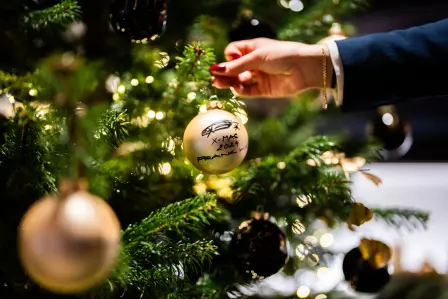 As a souvenir of this event and remarkable year, guests were invited to write a personal note on a Christmas bauble.