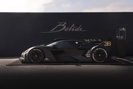 Auch ein Bolide mit einzigartigen goldenen Akzenten erwartete die Gäste von Le Domaine Bugatti.