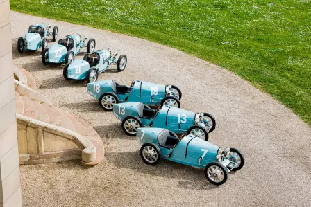 Les six exemplaires de la Baby II Type 35 Centenary Edition sont dotées d'une carrosserie en aluminium et arborent le superbe Bleu de Lyon qui rappelle la couleur des Type 35 d’origine.  