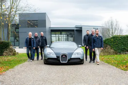 Die ersten Bugatti-Mitarbeiter mit dem Bugatti Veyron 16.4 Vorserie 5.0 vor dem Atelier.