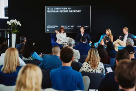 La première table ronde « Retail et hôtellerie 3.0 : redéfinir  l'expérience client », a été tenue par Nathalie Remy, Vincent Billiard et Henri Foucaud et animée par Rebecca Robins.