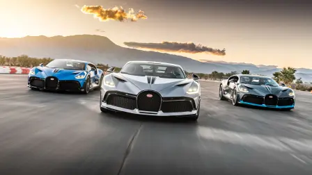 Shortly before their delivery, the three US Divo customer vehicles meet at the racetrack “The Thermal Club” in Palm Desert, California.