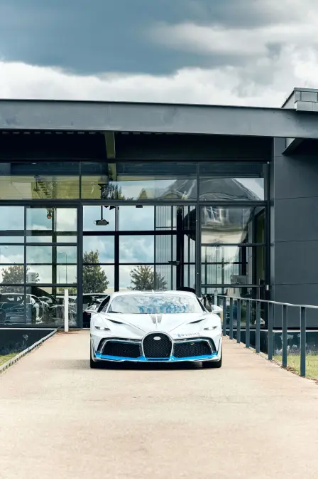 https://mediadatabase.cdn.bugatti-newsroom.com/v/dkZWUWwr.webp/fit-in:448x896/quality:75