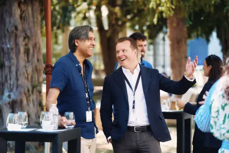 Prof. Dr. Dr. Dominik Duscher spricht mit einem Gast auf dem „Luxury Summit hosted by Bugatti“ über Zellgesundheit.