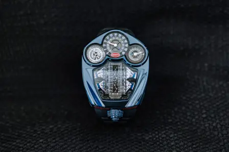 La montre Bugatti Tourbillon par Jacob & Co. : un modèle incomparable qui réinterprète l’exceptionnelle esthétique de la nouvelle hypersportive signée Molsheim.
