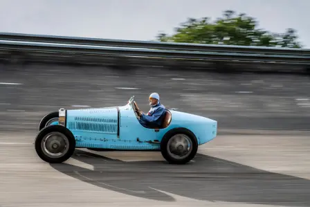 Grâce à son ingénierie et à sa conception visionnaires, la Bugatti Type 35 et ses dérivés ont dominé les Grands Prix, les courses de côte et les rallyes routiers dans le monde entier.
