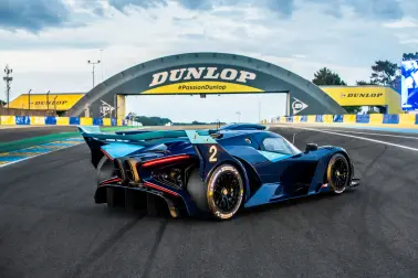 Au cœur de la Bolide réside le légendaire moteur W16 quadri-turbo de 8,0 litres de Bugatti, soigneusement intégré dans une carrosserie en carbone optimisée sur le plan aérodynamique.