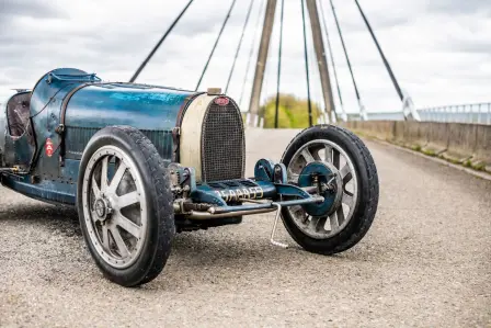 Dévoilée il y a un siècle, la Bugatti Type 35 surprend ses rivaux par la qualité de son design et de son ingénierie.