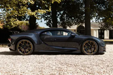 Inspirées par le style Art déco, les lignes de la L’Ébé sont rehaussées d'or et font briller la carrosserie en carbone bleu.