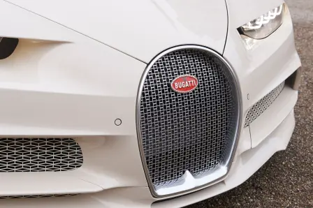 Der Hufeisen-Kühlergrill des „Chiron habillé par Hermès“ besteht aus dem unverkennbaren H-Monogramm der Marke.