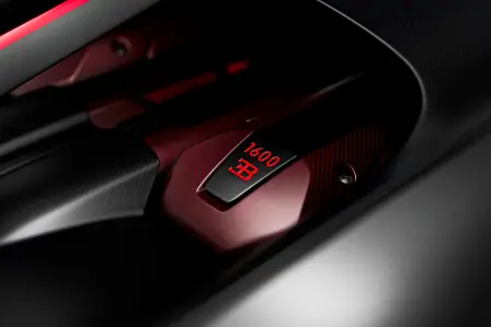 Depuis plus de 30 ans, la fibre de carbone fait partie intégrante de la philosophie de conception Bugatti « Form  Follows Performance » (la Forme Suit les Performances).
