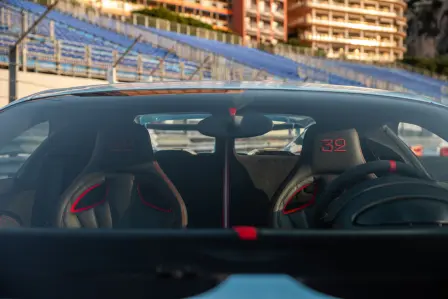 De nombreux éléments ont été développés sur mesure spécialement pour la CHIRON Pur Sport « Grand Prix » pour rendre hommage aux légendaires Bugatti ayant participé aux Grands Prix dans les années 1920 et 1930.