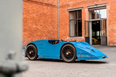 Der Type 32 „Tank“ ist auch heute für viele Motorsportfans eine ikonische und innovative Bugatti-Kreation, die zudem starken Einfluss auf spätere Modelle wie den Type 57 G hatte, mit dem Bugatti 1937 die 24 Stunden von Le Mans gewann.