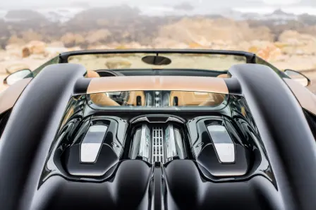 Der W16 Mistral ist mit dem 1.600 PS starken W16-Motor von Bugatti ausgestattet und bietet exquisite Handwerkskunst und einen Luxus, der mit keinem anderen offenen Fahrzeug vergleichbar ist.