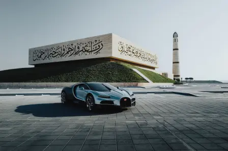 L’incomparable Bugatti Tourbillon devant la Mosquée Twenty Seven.