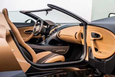 Für die neu gestalteten Türverkleidungen wird aufwändig gewebtes Leder verwendet, das den höchsten Qualitätsstandards von Bugatti entspricht.