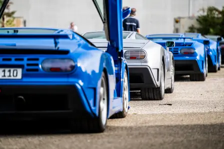 Douze EB110 se sont rassemblées à l' « Fabbrica Blu » de Campogalliano, comme un pèlerinage sur le lieu de naissance de la légendaire Bugatti EB110.