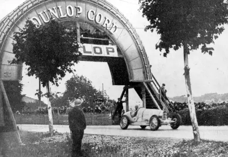 Ernest Friderich (Nr. 13) am Steuer eines Bugatti Type 35 beim Großen Preis von Frankreich 1924, der vom Automobile Club de France veranstaltet wurde.