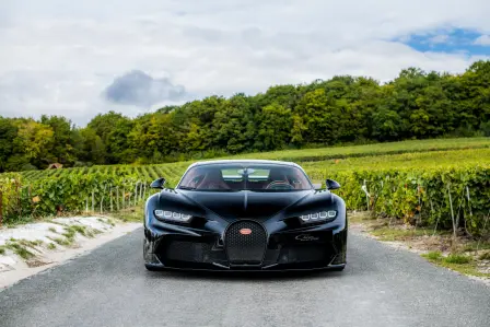 La Bugatti Chiron Super Sport sur les routes de Champagne.
