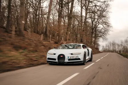 Testfahrt mit dem Bugatti Chiron Sport auf den Straßen von Rambouillet, südwestlich von Paris.