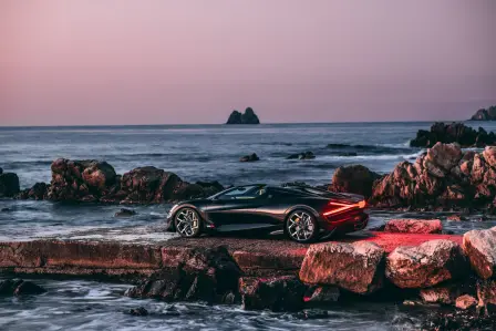  La Bugatti W16 Mistral, dont le nom s’inspire du vent typique du Sud, face à la mer Méditerranée.
