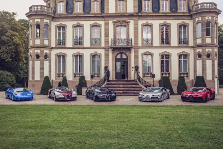 Six clients Bugatti ont participé au Festival Bugatti avec leurs véhicules : deux Veyron, une Veyron Grand Sport, une Chiron Sport et une EB110.