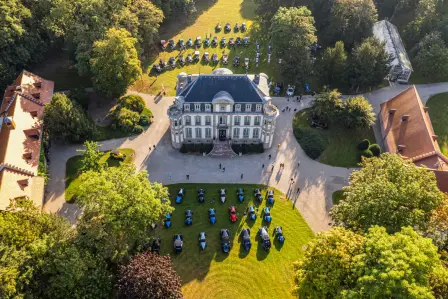 Pour célébrer le 40ème anniversaire du Festival Bugatti de Molsheim, les participants ont été reçus au Château Saint Jean, berceau de la marque.
