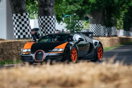 Den Veyron 16.4 Grand Sport Vitesse stellte 2013 mit einer Höchstgeschwindigkeit von 408,84 km/h einen neuen Weltrekord auf.