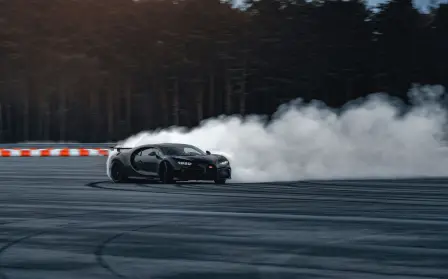 Bugatti Chiron Pur Sport drifted die C-Linie.
