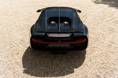 Inspirées par le style Art déco, les lignes de la L’Ébé sont rehaussées d'or et font briller la carrosserie en carbone bleu.