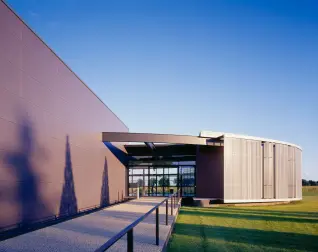The Atelier as a modern and aesthetic contrast to the historical context of the Bugatti brand