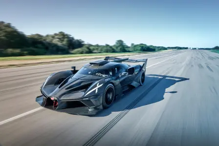 Si ses performances sont extraordinaires, la Bugatti Bolide reste à la portée de tous, même de ceux qui ne sont pas rompus à l’exercice de la course.