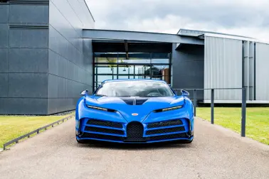 Le premier exemplaire de la Centodieci est doté d’une finition Bleu Bugatti, couleur caractéristique de la marque et de l’EB110.