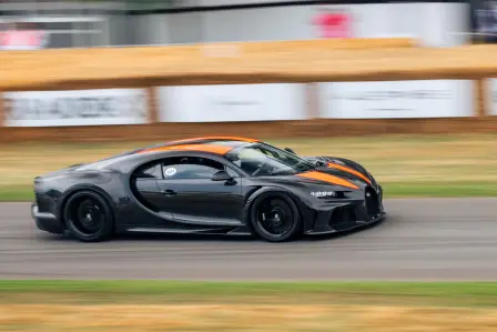 The Chiron Super Sport 300+ and driver Andy Wallace: a third world record for Bugatti at 490.484 km/h.