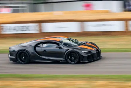 La Chiron Super Sport 300+ et le pilote Andy Wallace: un troisième record du monde pour Bugatti à 490,484 km/h. 