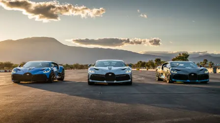 Shortly before their delivery, the three US Divo customer vehicles meet at the racetrack “The Thermal Club” in Palm Desert, California.