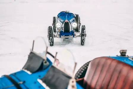 62 ans après la toute première apparition de Bugatti sur la glace, la marque de luxe française participera de nouveau à la course GP Ice Race d'Autriche avec une Bugatti Type 51 et une Bugatti Baby II.