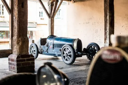 Ein Jahrhundert später erringt der Type 35 immer noch Siege auf der ganzen Welt, gefahren von Bugatti-Enthusiasten, die die Legende dieses bemerkenswerten Modells aufrechterhalten.