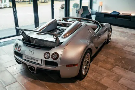 Der Veyron 16.4 Grand Sport 2.1 ist wieder in seinem originalen Zustand: Lackierung in White Silver Metallic und Cognac-Lederaustattung im Interieur.