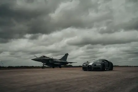 Das ultimative Aufeinandertreffen zwischen dem Chiron Sport ‘Les Légendes du Ciel’ und dem Dassault Rafale Marine.