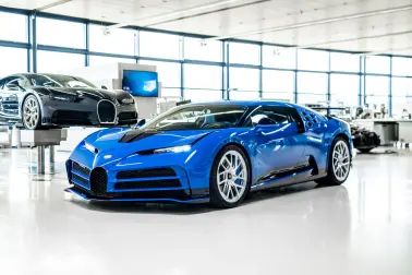 Une version contemporaine de l’extérieur et de l'intérieur de l’EB110 se mêle aux dernières technologies de pointe et au savoir-faire de Bugatti, pour sculpter la Centodieci.