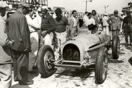 Bugatti Type 59/50 S, Montlhéry 1935: Jean Bugatti, Divo, Benoist und Chefmechaniker Lucien Wurmser gemeinsam auf dem Bild.