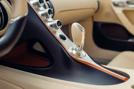 La fibre de carbone est le matériau le plus abondant dans une Bugatti, ce qui est également visible à l'intérieur.