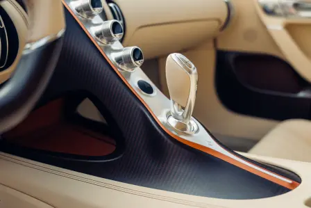 Kohlefaser ist das am häufigsten vorkommende Material in einem Bugatti, was sich auch im Interieur zeigt.