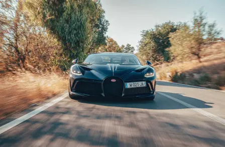 Des vitesses fantastiques : la Bugatti Divo peut accélérer jusqu'à 380 km/h.